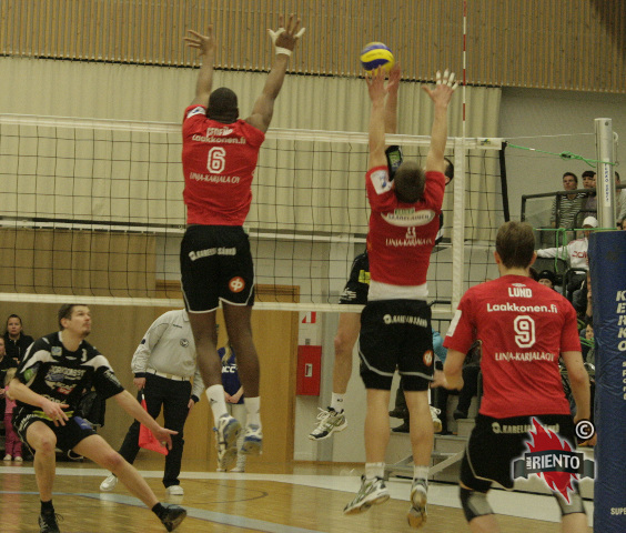 Nerio Cedeño blocking a volleyball attack during a professional match