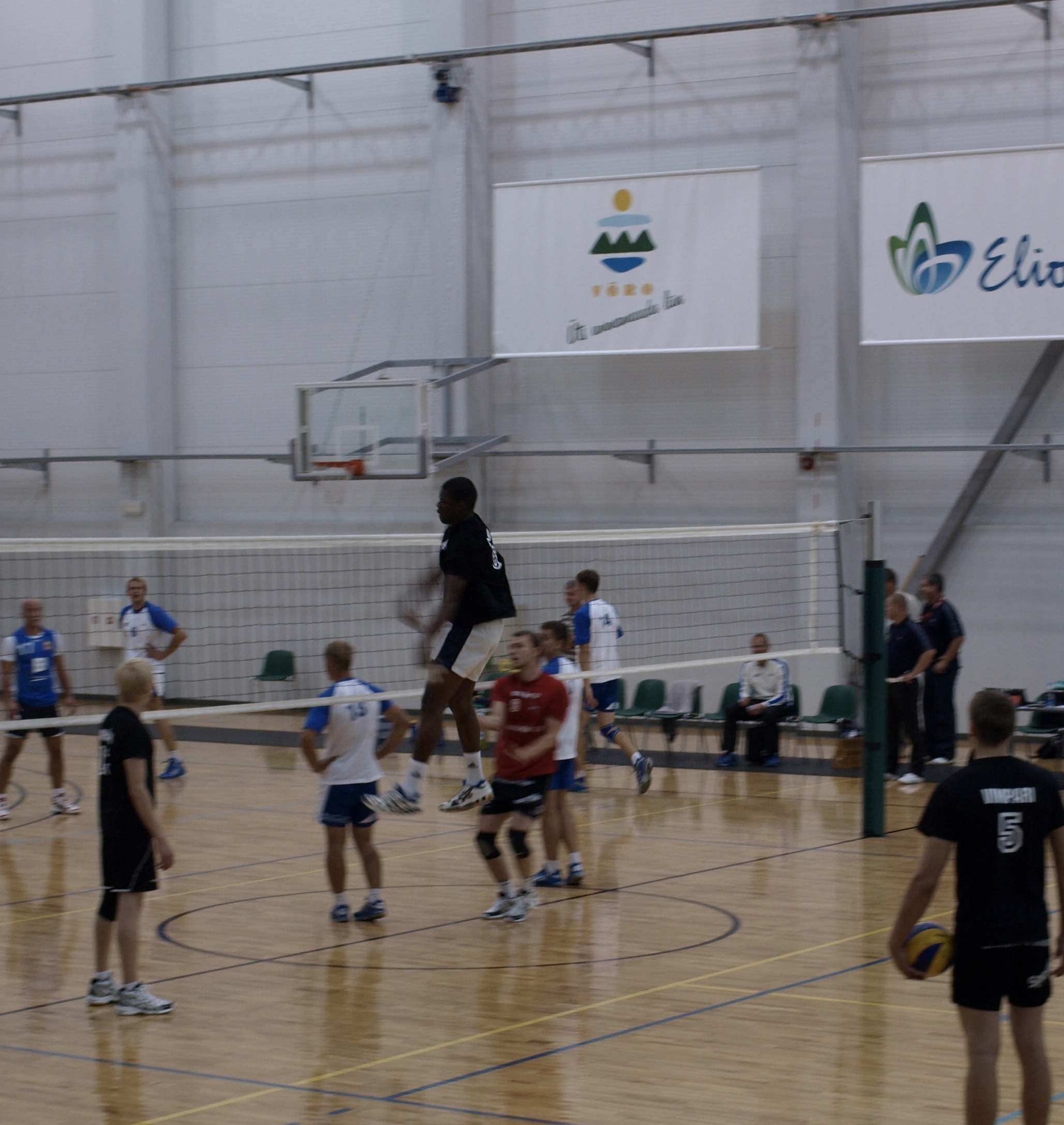Nerio Cedeño spiking the ball during a professional volleyball match
